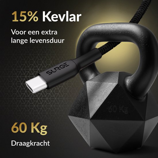 Een zwarte Surge USB-C kabel hangt aan een halterschijf van 60 kg, met tekst over 15% Kevlar voor een lange levensduur.