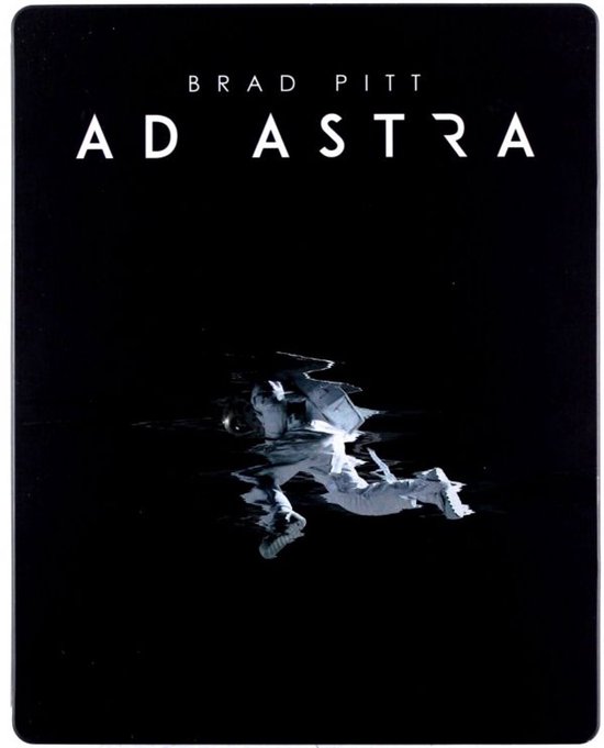 Brad Pitt Ad Astra, een astronaut zweeft in een donkere ruimte met reflecties.