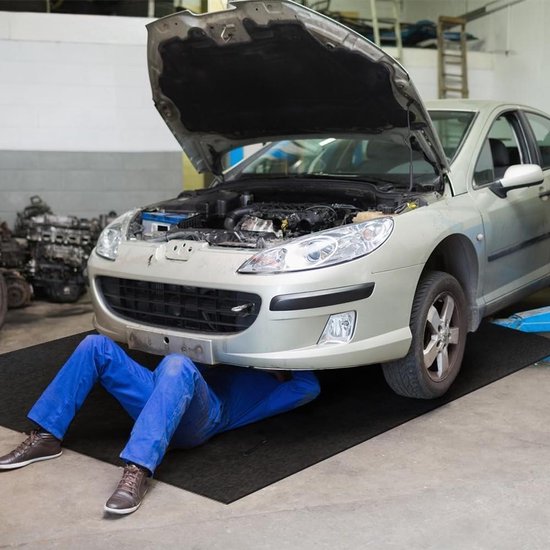 Auto-monteur in Een Werkplaats Voor De Reparatie Van Een Voertuig Stock Foto - Image of mensen