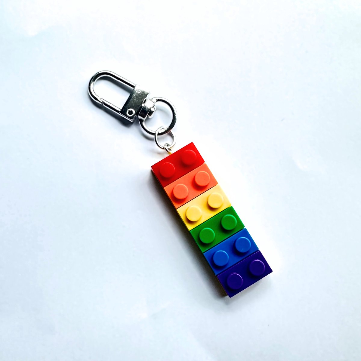 GoedeDoelen.Shop | Sleutelhanger Rainbow Bricks | Regenboog | Sleutelhanger | Tashanger | Afmeting 9 x 1,6 CM | Regenboog Sleutelhanger | Bouwsteentje | LGBTQ | Pride | Auto Sleutelhanger | Fiets Sleutelhanger | Sleutelbos