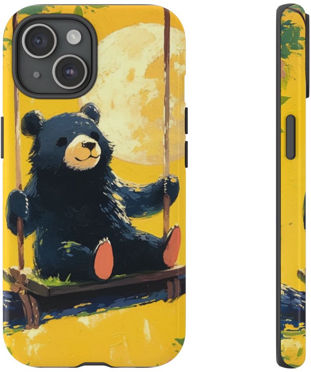 Zwarte Beer op Schommel met Maan – Telefoonhoesje Geschikt voor iPhone 15
