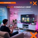 Man speelt Nintendo Switch 2 met console grip in een woonkamer, aangesloten op tv.