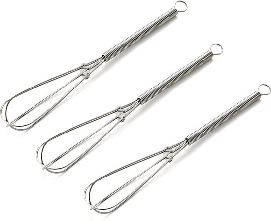 Trois mini-fouets métalliques argentés à manche spiralé, disposés sur fond blanc.