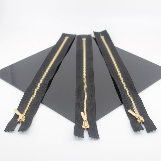 3 Stuks METALEN NIET-DEELBARE RITSEN, Lengte 25CM, Breedte Tandjes 4mm, Kleur ZWART/GOUD