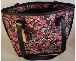 Een handtas met een mooi motief, ook te gebruiken voor kleine boodschappen 35x24x12cm. Een handige tas om mee te nemen tijdens het winkelen of een uitstapje. Gevoerd en afsluitbaar met een rits inclusief binnenvakje met rits. Voor uzelf of als cadeau