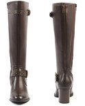 Bruine laarzen met hak en riempjes, detail van studs.