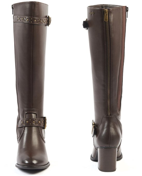 Bruine laarzen met hak en riempjes, detail van studs.