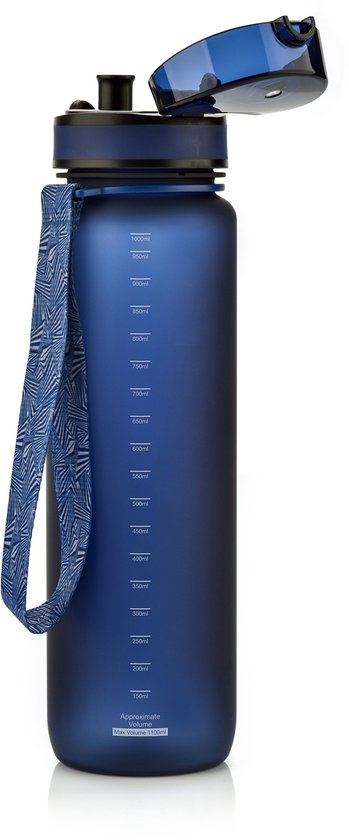 Blauwe sportfles van 1000 ml met maataanduidingen, een blauw gestreept draagbandje en een opengeklapte blauwe dop.