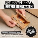 Bruine kokerval met 4 kakkerlakken erop, die worden aangetrokken door de lijm. Titel "INGEBOUWD LOKAAS, BETERE RESULTATEN". Tekst "GAAT TOT 3 MAANDEN MEE".