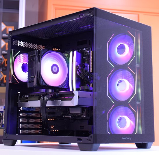 Gaming PC behuizing met RGB-verlichte ventilatoren, CPU-koeler, grafische kaart, moederbord en gedetailleerde kabelverbindingen.