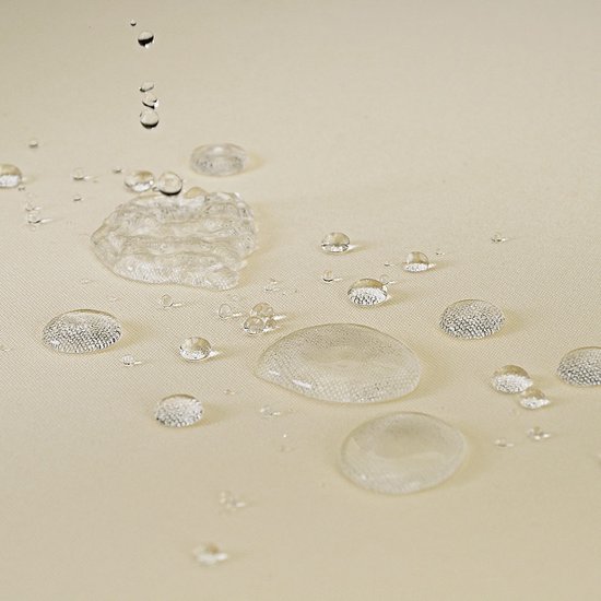 Waterdruppels op een zandkleurig, waterafstotend oppervlak.