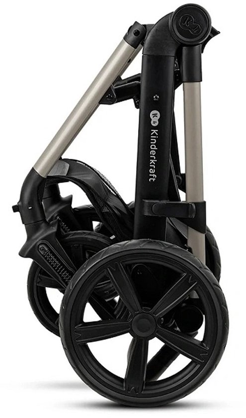 Grijze kinderwagen opgevouwen, profiel met grote wielen.