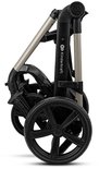 Grijze kinderwagen opgevouwen, profiel met grote wielen.
