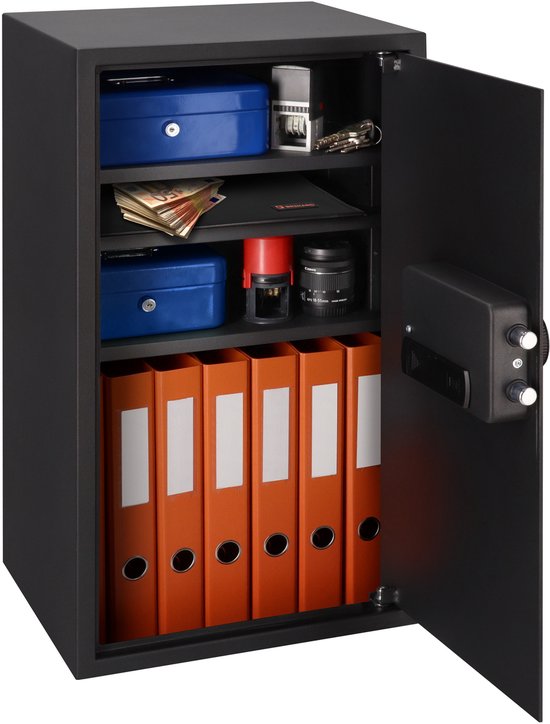 Zwarte kluis, open met 4 planken, gevuld met ordners, blauwe dozen, geld, lens en stempel.