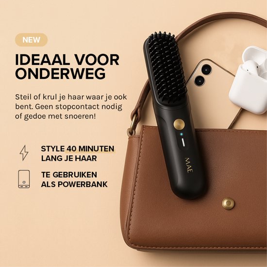 Zwarte MAE® stijlborstel in bruine handtas, naast smartphone en oordopjes.