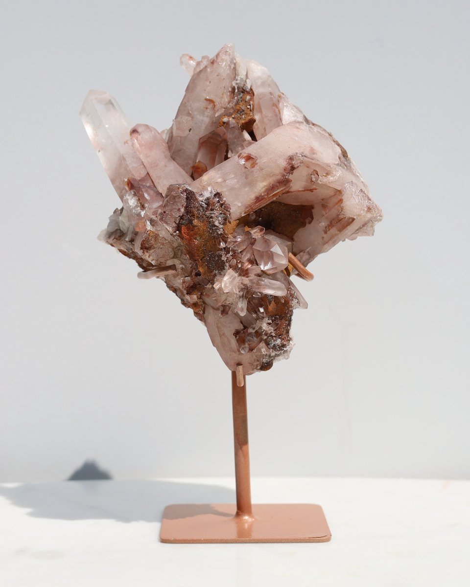 Unique Gemstones - Lithium kwarts cluster op standaard - Edelstenen en Mineralen - Kristallen - Spiritualiteit - Woondecoratie