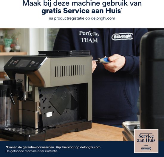 Tijdens onderhoud opent een man de voorkant van een grijze De'Longhi Rivelia espressomachine.
