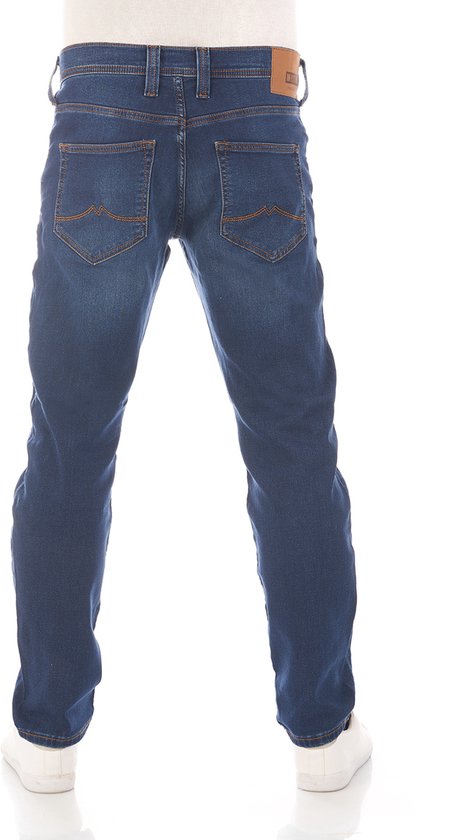 Achterkant van een donkerblauwe Mustang jeans met oranje stiksels en bruin leren label.