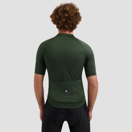 Achterkant van een donkergroen wielershirt met korte mouwen, drie achterzakken en een logo.