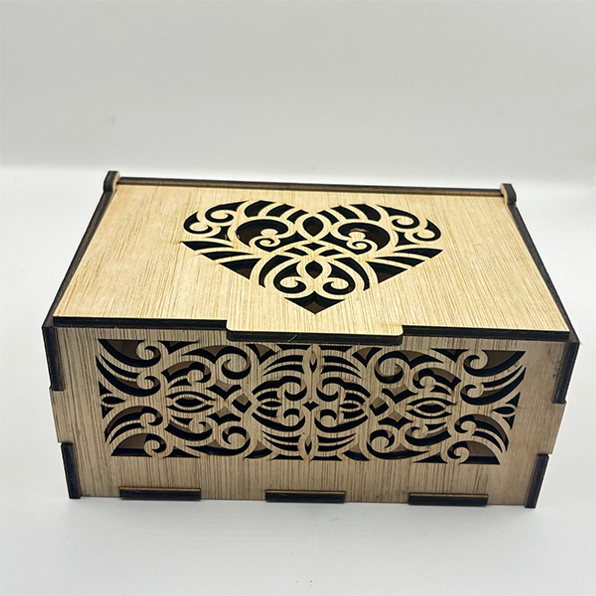 Luxe Houten Cadeaudoos met Gesneden Hart Design – Handgemaakt uit 3.6mm Triplex, Ideaal voor Cadeaus, Herinneringen of Sieraden