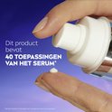Hand die serum uit een NIVEA pompje drukt, tekst: Dit product bevat 40 toepassingen van het serum.