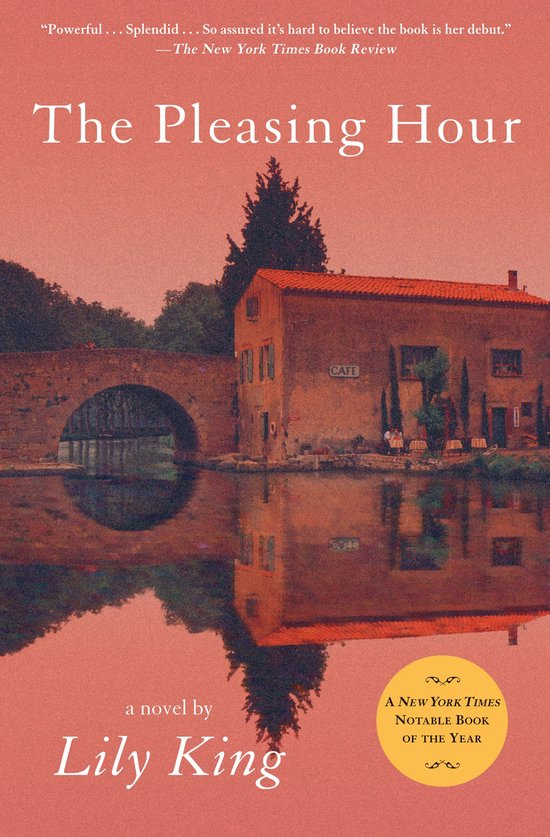 Boek "The Pleasing Hour" door Lily King, met een afbeelding van een stenen brug over water en een gebouw met "CAFE" erop.