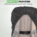Bovenkant van een zwarte rugzakhoes die perfect past op een rugzak met grijze banden. PERFECTE PASVORM.