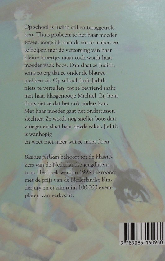 Achterkant boek met ISBN-streepjescode en tekst over het boek 'Blauwe plekken'
