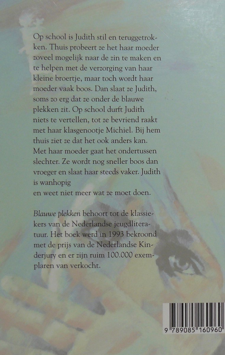 Achterkant boek met ISBN-streepjescode en tekst over het boek 'Blauwe plekken'