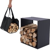 Zwarte draagtas wordt gevuld met haardhout naast een zwarte houtopslag.