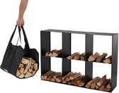 Zwart metalen rek met zes vakken gevuld met haardhout, en een hand die een zwarte draagtas vol hout optilt.