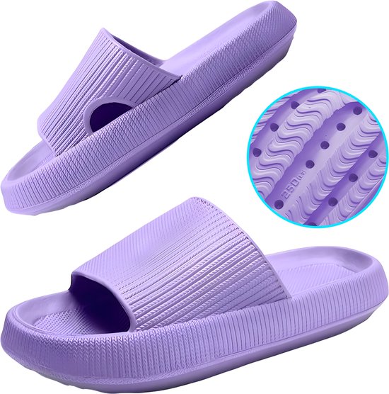 Deux tongs lilas, une vue de dessus avec gros plan de la semelle extérieure, une tong entière.