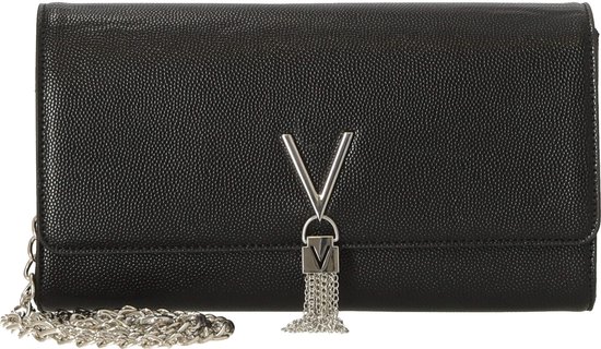 Zwarte Valentino Bags clutch met zilveren V-logo, franjehanger en ketting.