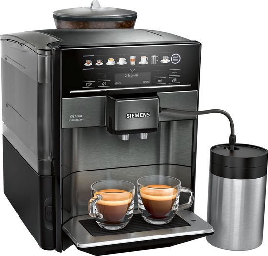 Zwarte Siemens EQ.6 plus espressomachine met zilverkleurige details, twee glazen espresso en een melkreservoir.