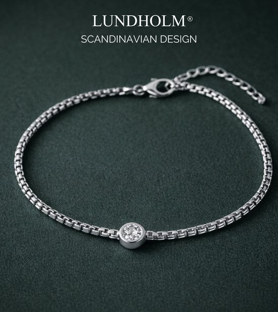 Zilverkleurige armband met fijne schakels en een enkele zirkonia in het midden. Scandinavisch design.