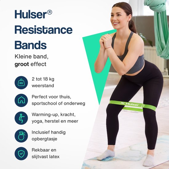 Vrouw doet een squat met een groene Hulser weerstandsband om haar dijen. Informatie over weerstand, gebruik en materiaal.