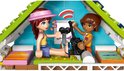 LEGO Friends strandhuis speelset. Blauw huis met roze accenten en groen dak. Met kajak, zeehonden en een palmboom.