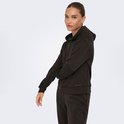 Vrouw draagt een donkere hoodie met 'ONLY PLAY' op de voorkant, met joggingbroek.