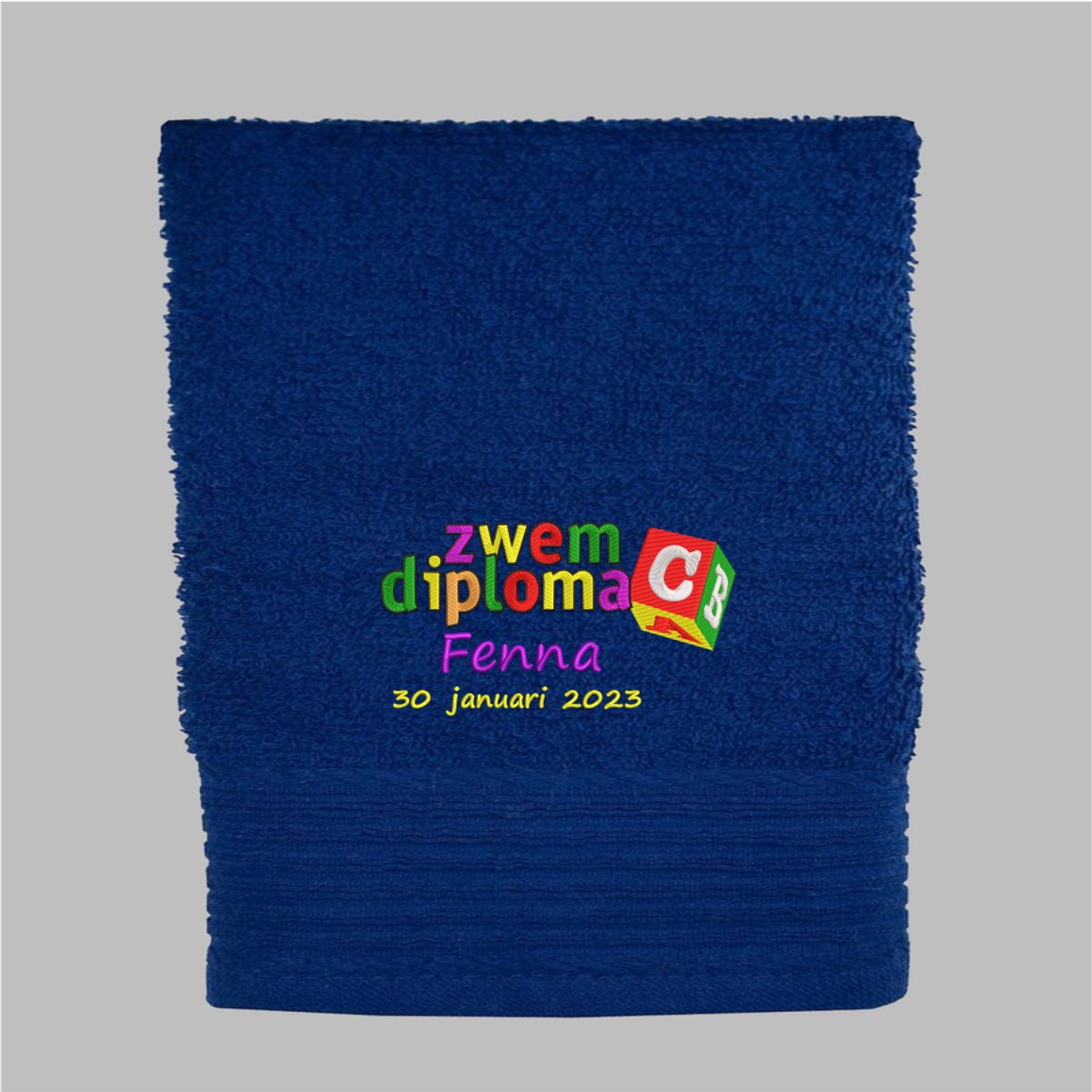 Handdoek Zwemdiploma C met naam en datum van afzwemmen - 550gr - 70x140cm - Navy Blue - Cadeau Afzwemmen - Geborduurd