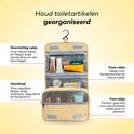 Beige toilettas open met drie vakken, gevuld met diverse toiletartikelen zoals tubes en potjes.