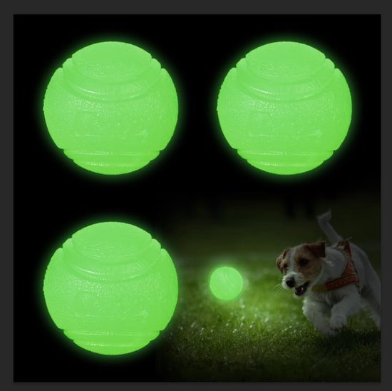 Drie gloeiende groene hondenballen in het donker, met reliëfpatroon.