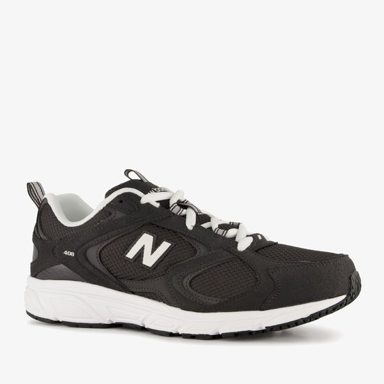 Zwarte New Balance 408 sneaker met witte N-logo, veters en zool.