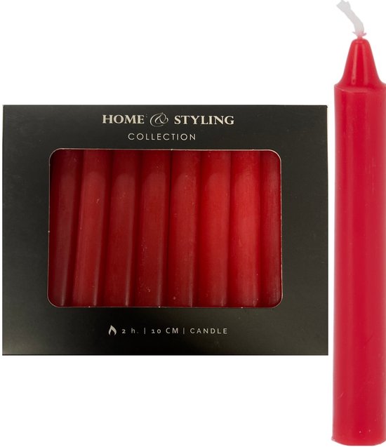 Een rode kaars naast een verpakking met 10 rode kaarsen, met 'Home & Styling Collection' logo.