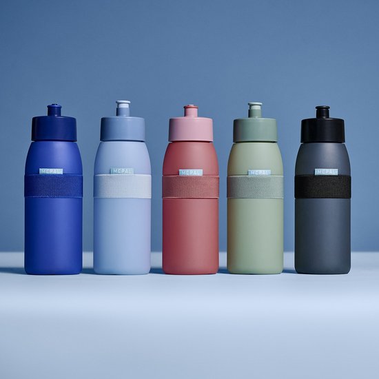 Cinq gourdes Mepal alignées dans les couleurs bleu foncé, bleu clair, rose, vert et gris.