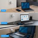Collage de trois scènes: chargeur dans une prise à la maison, au bureau et en déplacement, avec un ordinateur portable et un téléphone. "À la maison", "Au bureau", "En déplacement".
