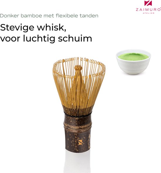 Een donker bamboe matcha garde met flexibele tanden en een lichtgroene voet, naast een kom matcha.