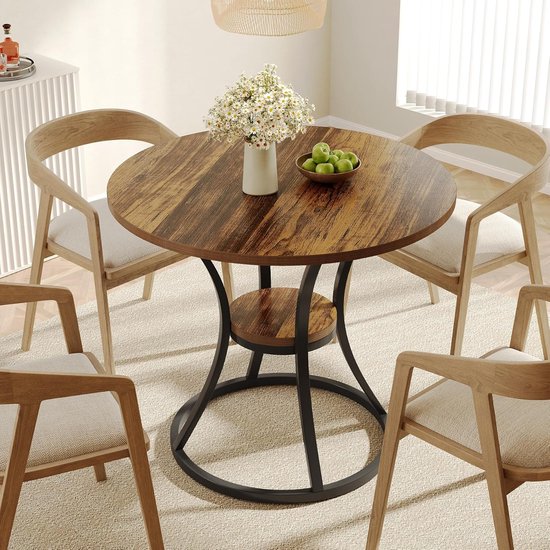 Bruine ronde tafel met houten blad, metalen onderstel, met bloemen en appels, omringd door vier houten stoelen.