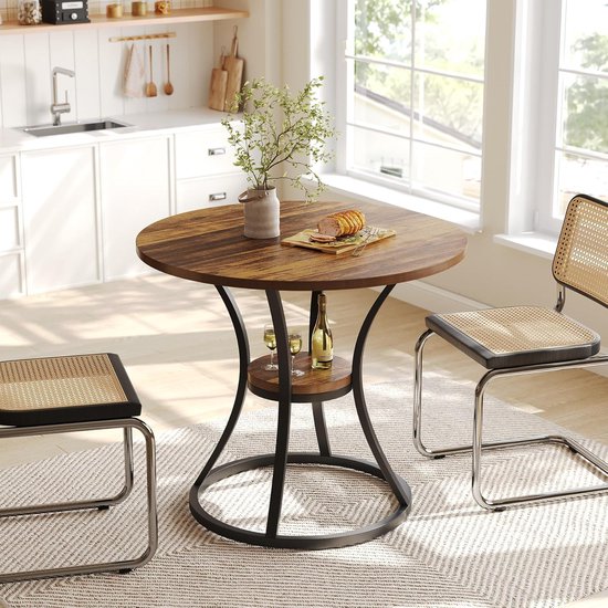 Bruine ronde tafel met houten blad en metalen onderstel, in een keuken met twee rieten stoelen.