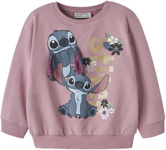 Roze sweater met lange mouwen, ronde hals en opdruk van twee Stitch figuren met bloemen en glitter tekst.