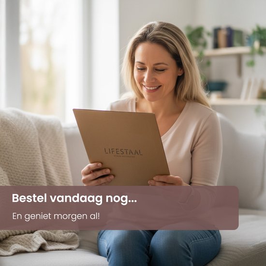 Vrolijke vrouw met blond haar kijkt naar een bruine map met het logo "LIFESTAAL".